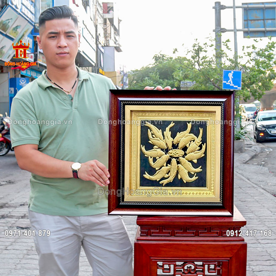Tranh cá chép bằng đồng được chế tác theo yêu cầu của khách hàng